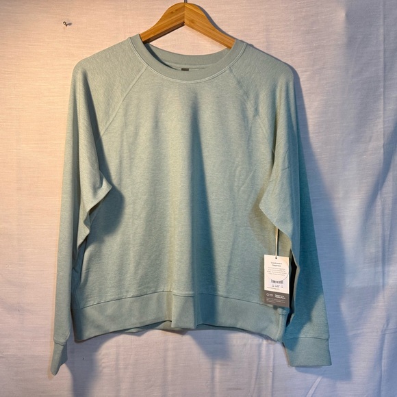 Vuori Tops - Vuori Halo Crew Sweatshirt Sea Spray Heather Medium NWT